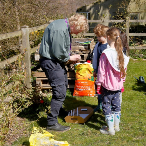 Outdoor learning at Castleton (35)